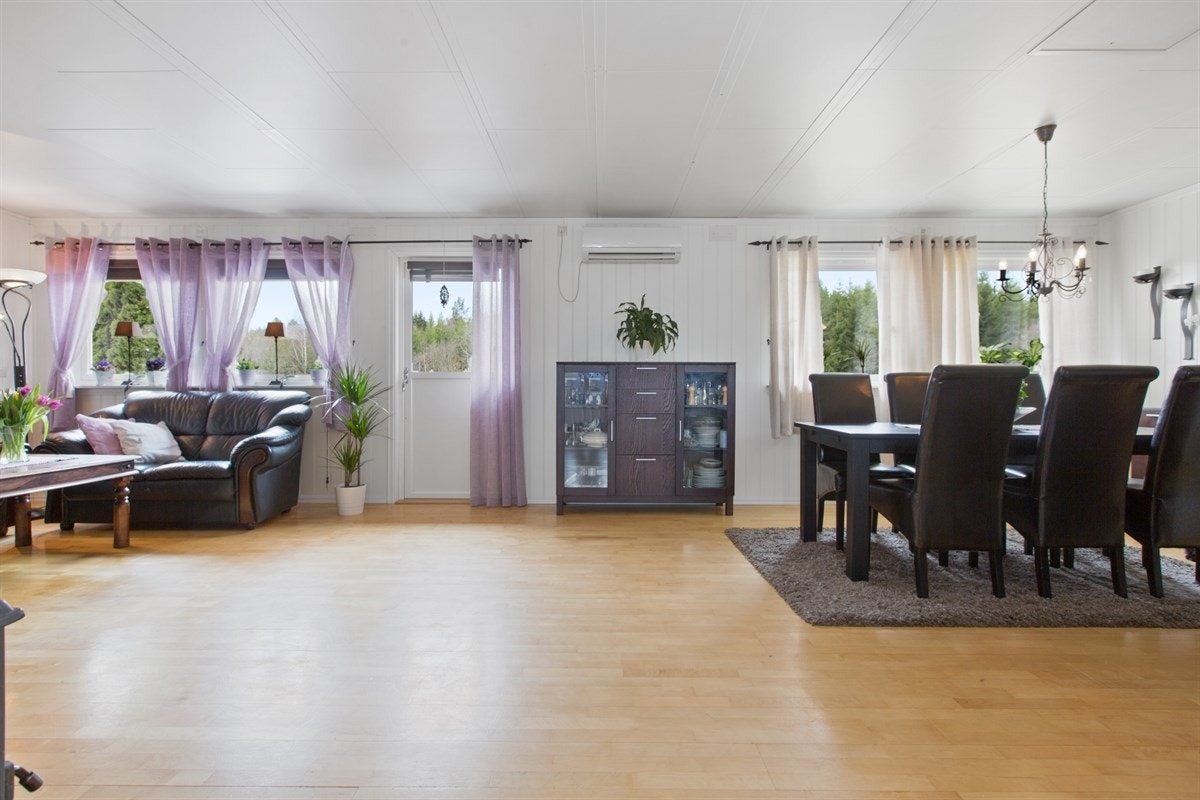 Fra stue er det utgang til terrasse og hage Galleribilde