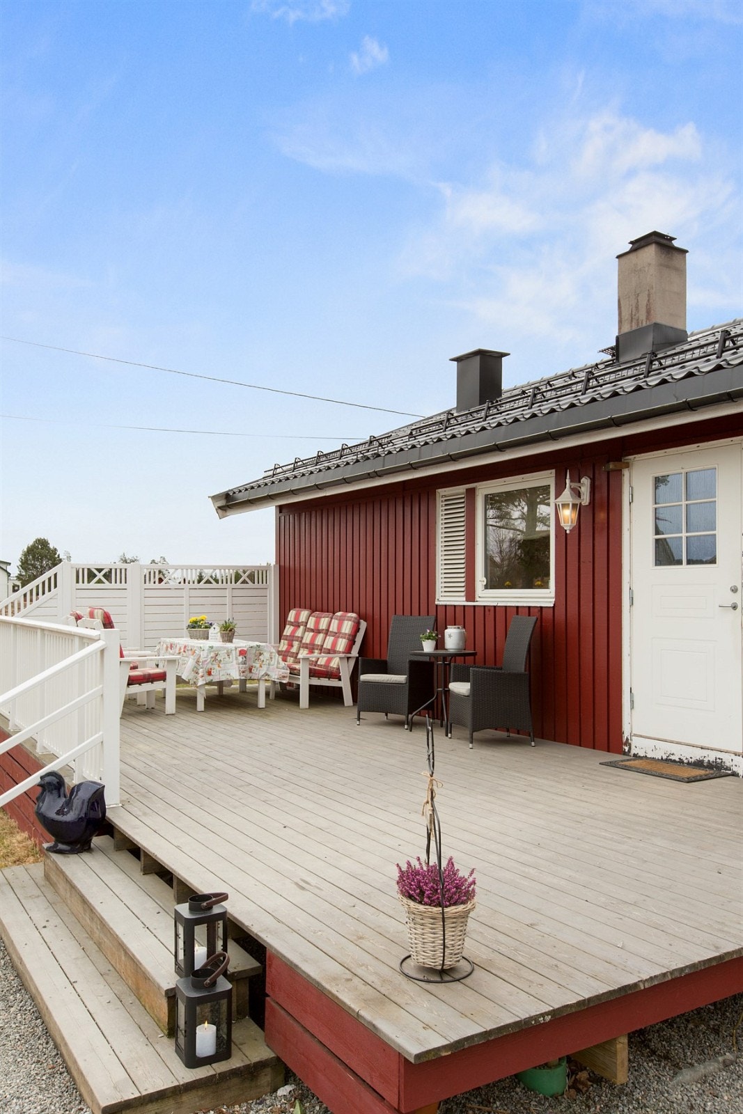 Terrassen ved inngangspartiet et et koselig sted for å spise frokost eller middag Galleribilde