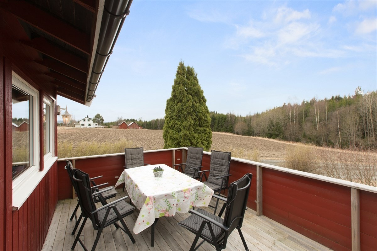 Fra stuen er det tilgang på solfylt terrasse Galleribilde