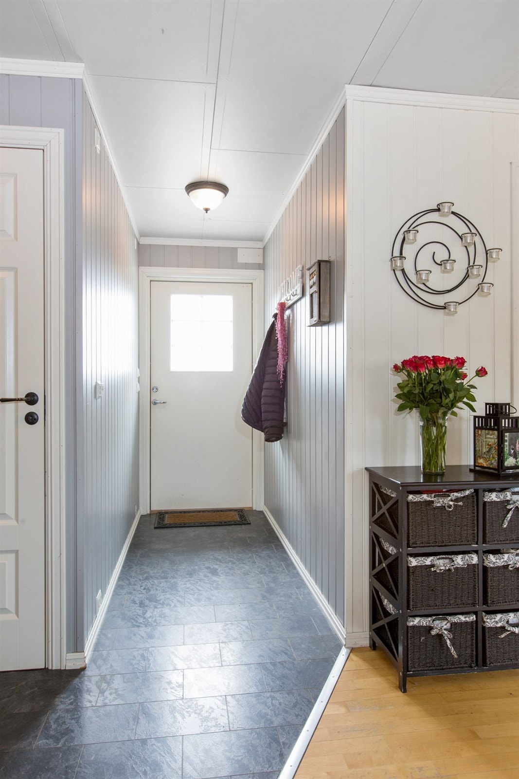 Entré med åpen garderobe. Laminat med gulvvarme Galleribilde