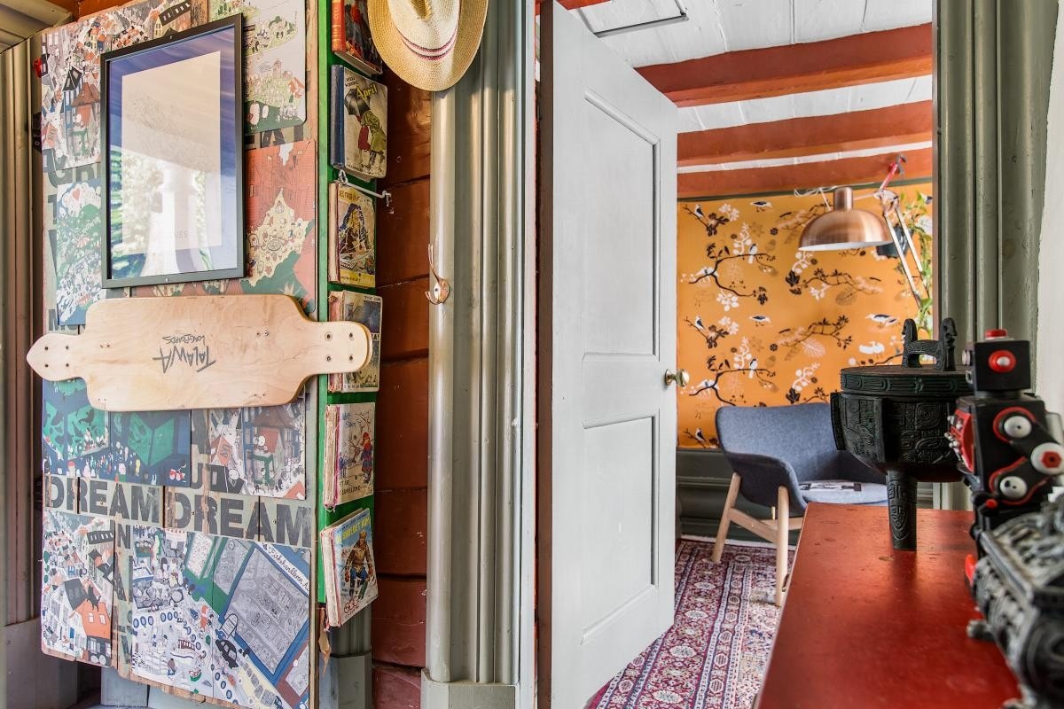 Fra husets hovedinngang, hvor vi ser inn mot stuen Galleribilde