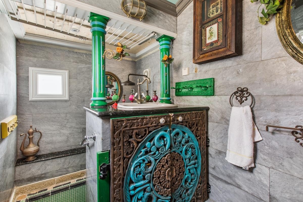 Dusjen er et nivå lavere og skimtes bak innredningen Galleribilde