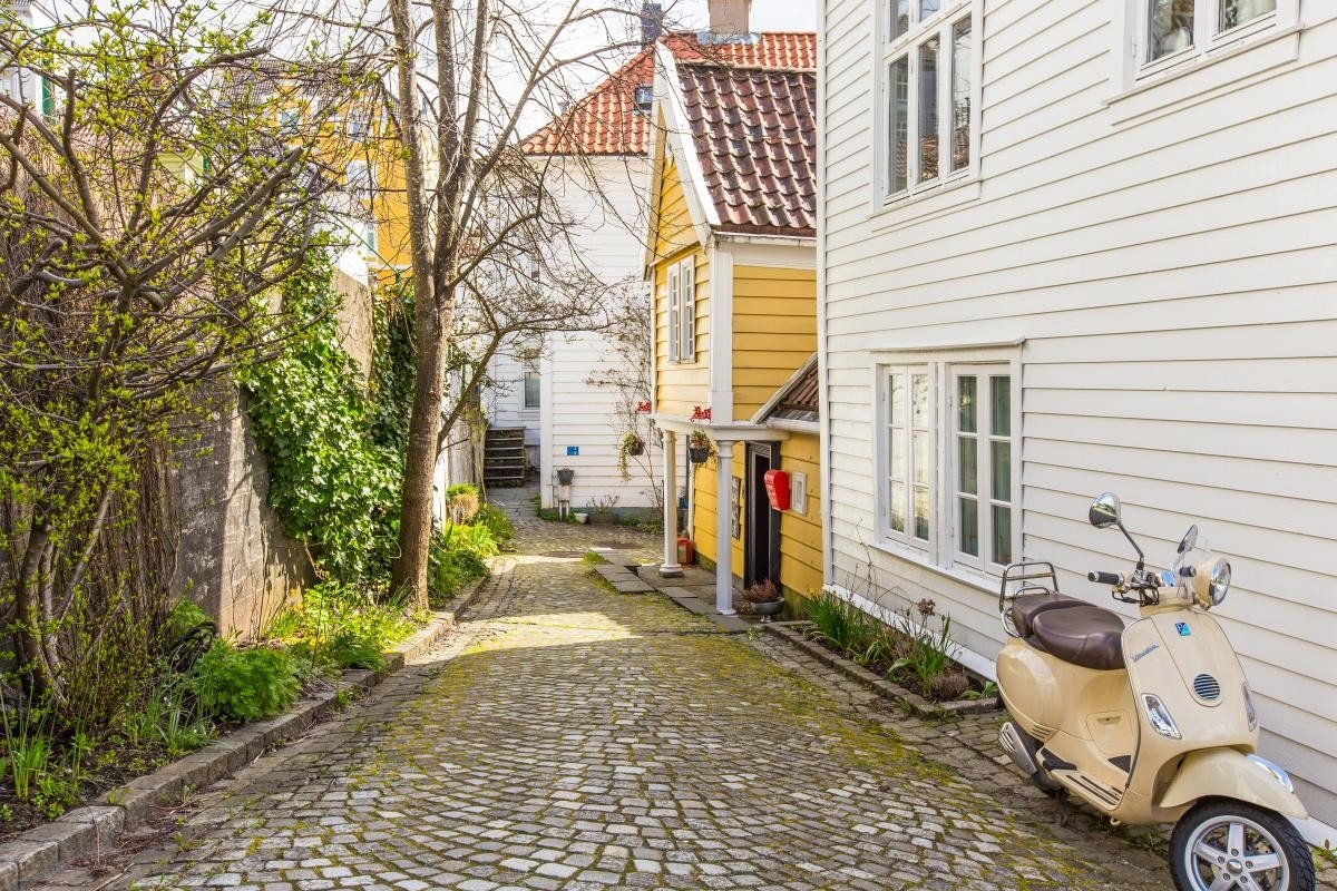 Eiendommen ligger i en rolig sidegate uten trafikk Galleribilde