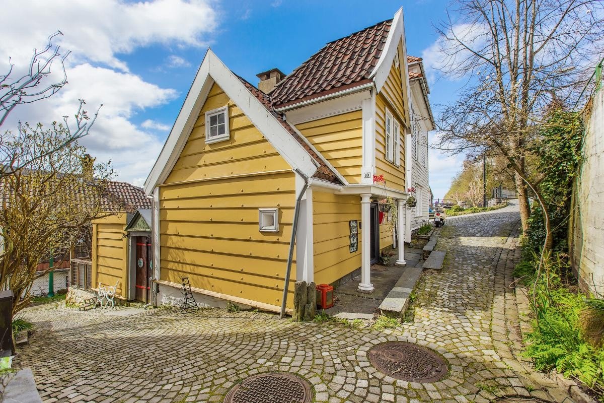 Hus med særpreg i en rolig sidegate Galleribilde