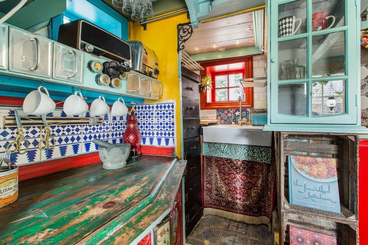 Det er både oppvaskmaskin og komfyr på kjøkkenet Galleribilde