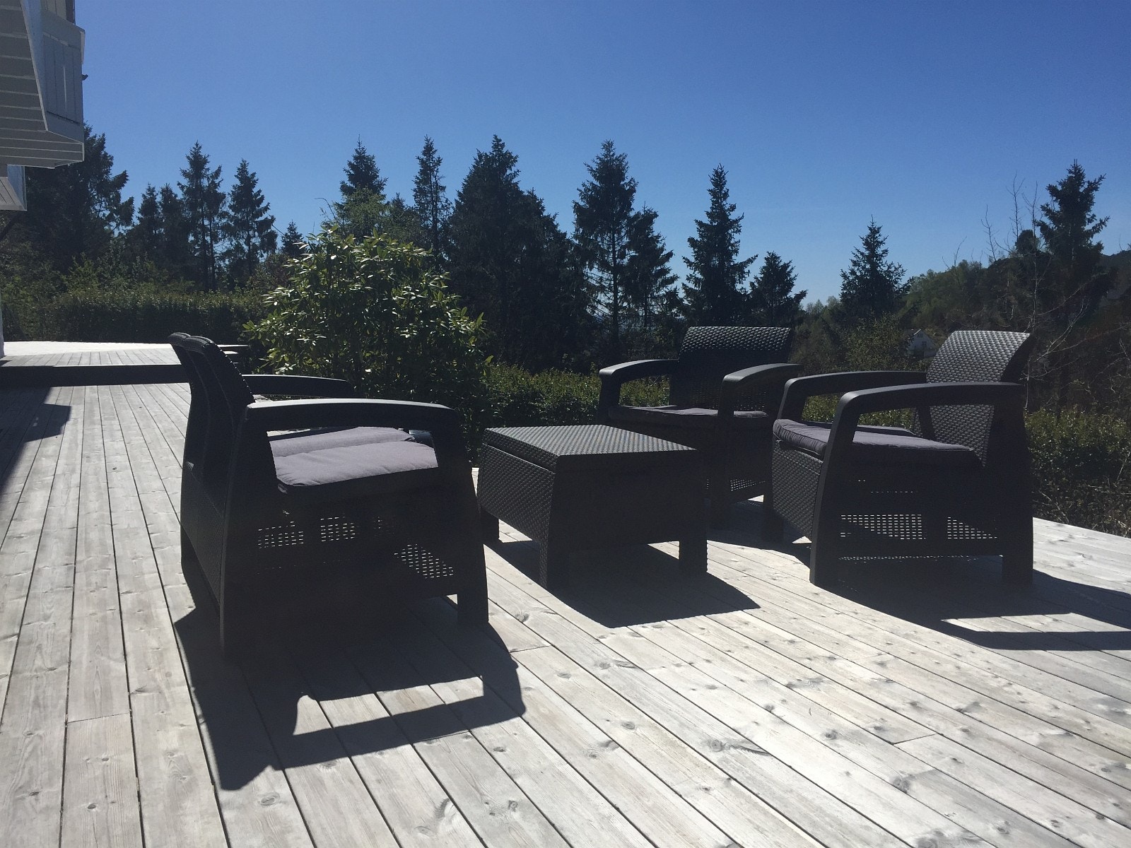 Stor uforstyrret og vestvendt uteplass for leietagere med utgang fra stuen Galleribilde