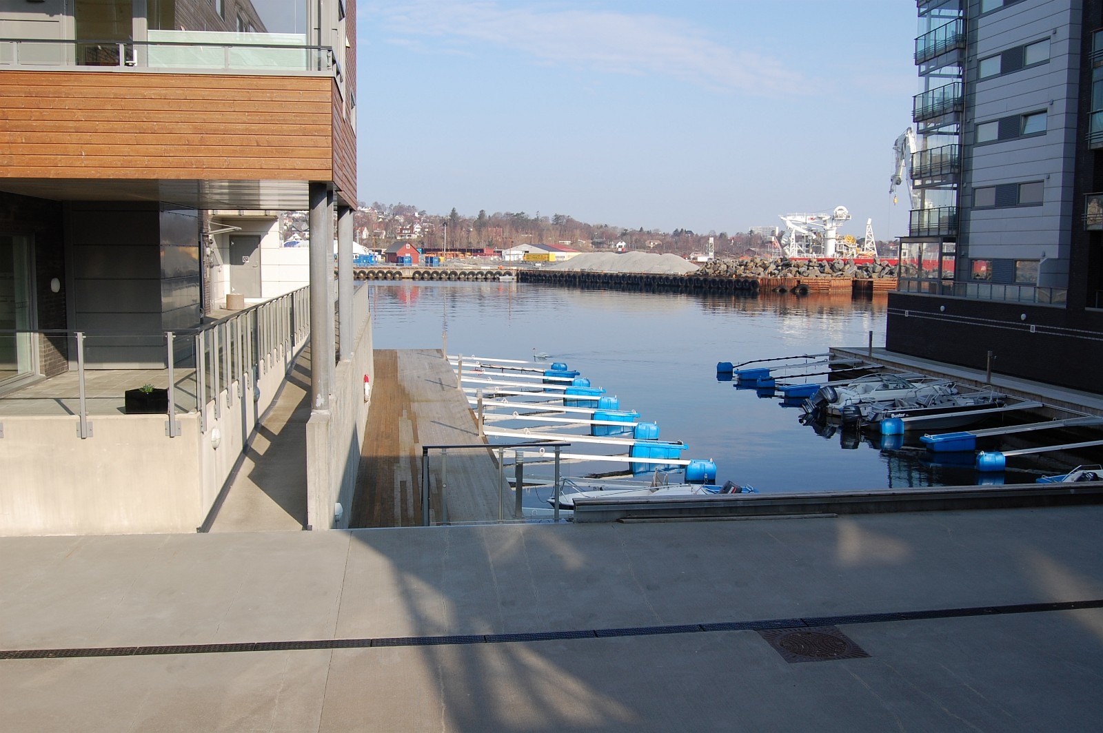 Utsikt til havn fra uteplass Galleribilde