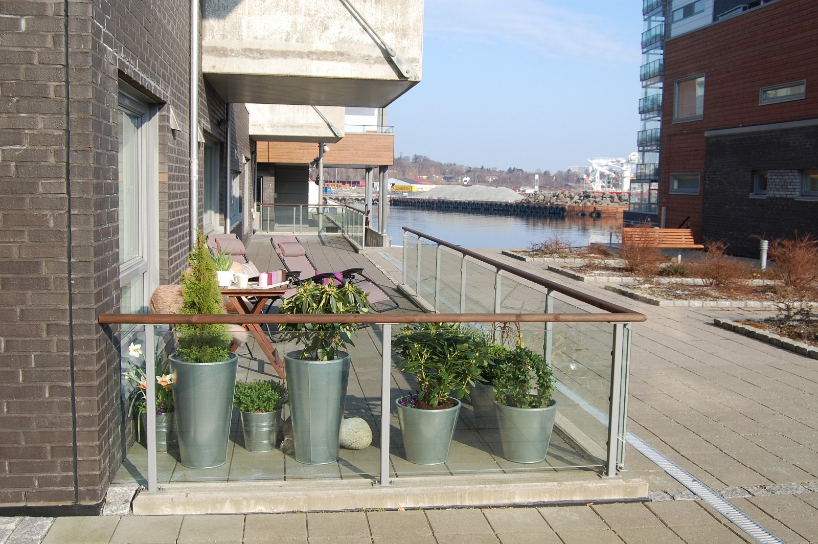 Uteareal fra annen vinkel Galleribilde