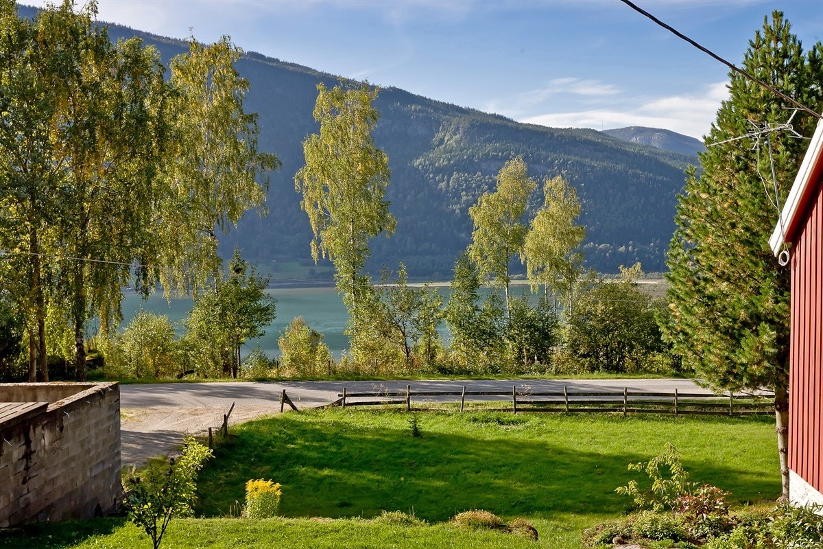 Eiendommen har fin utsikt og meget gode solforhold. Galleribilde