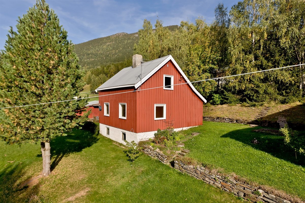 Enebolig på stor tomt med fin utsikt over Gudbrandsdalslågen. Galleribilde