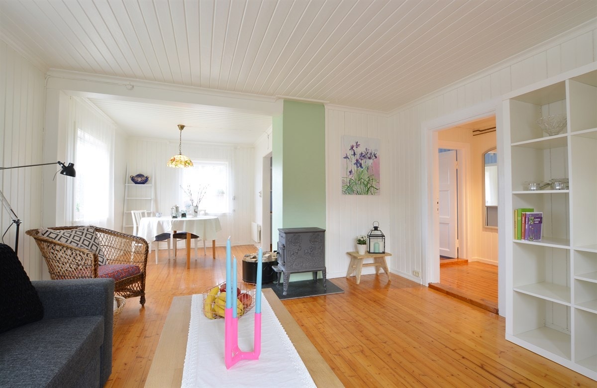 Stue og spisestue ligger i delvis åpen løsning. Galleribilde