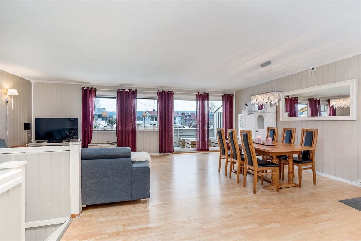 Godt med plass til spisestuemøblement. Galleribilde