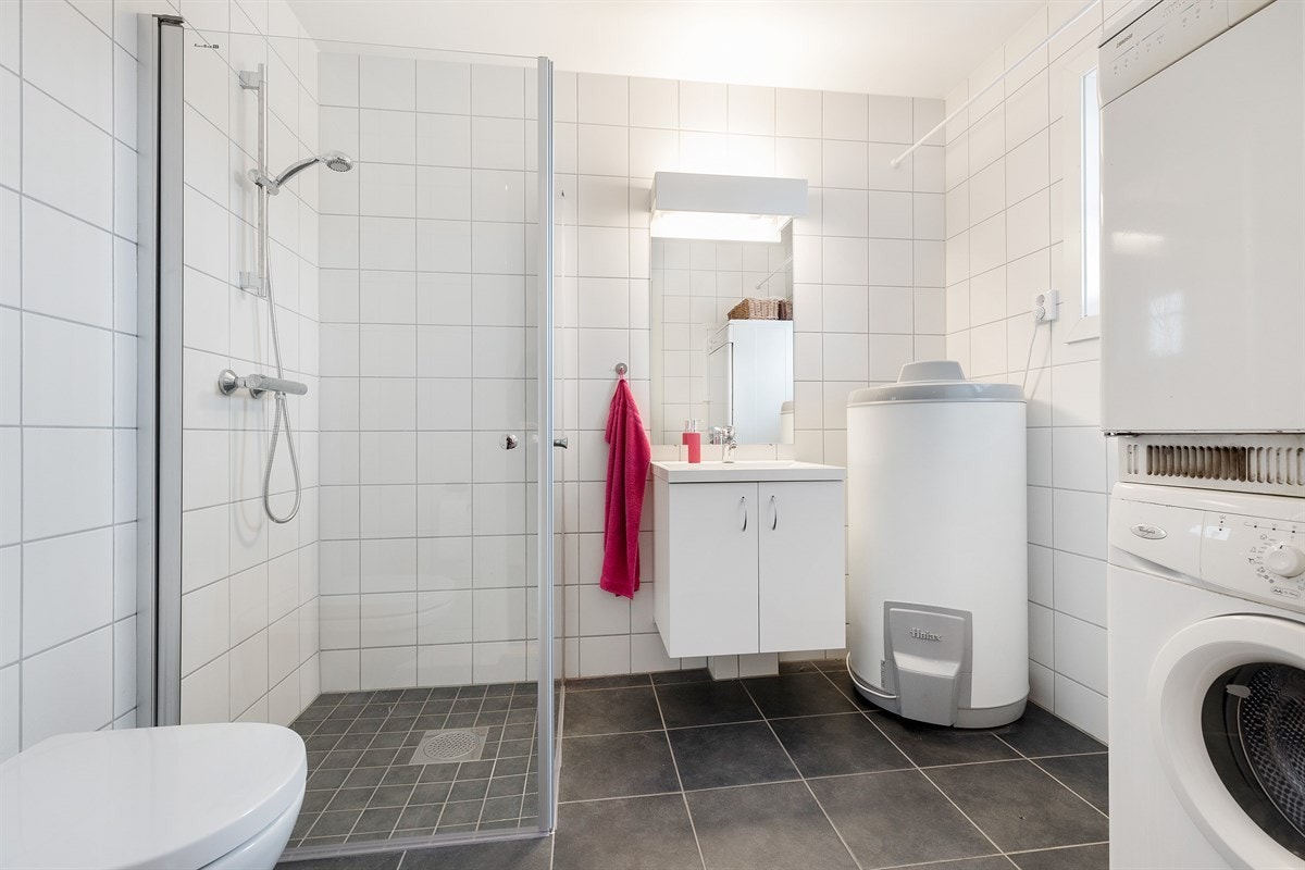 Bad 2 er også praktisk utstyrt med dusjhjørne og har i tillegg opplegg for vaskemaskin og tørketrommel Galleribilde