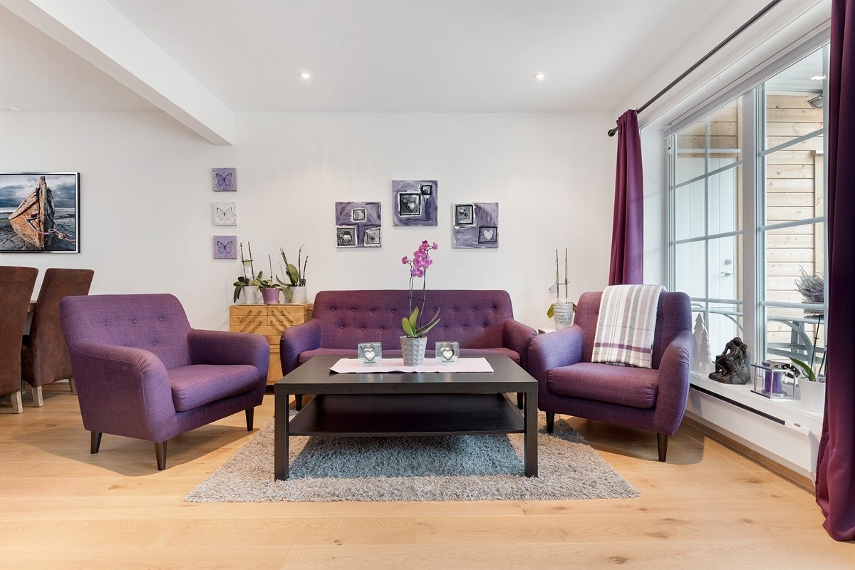 Godt med naturlig lys fra stuens store vindusflater Galleribilde