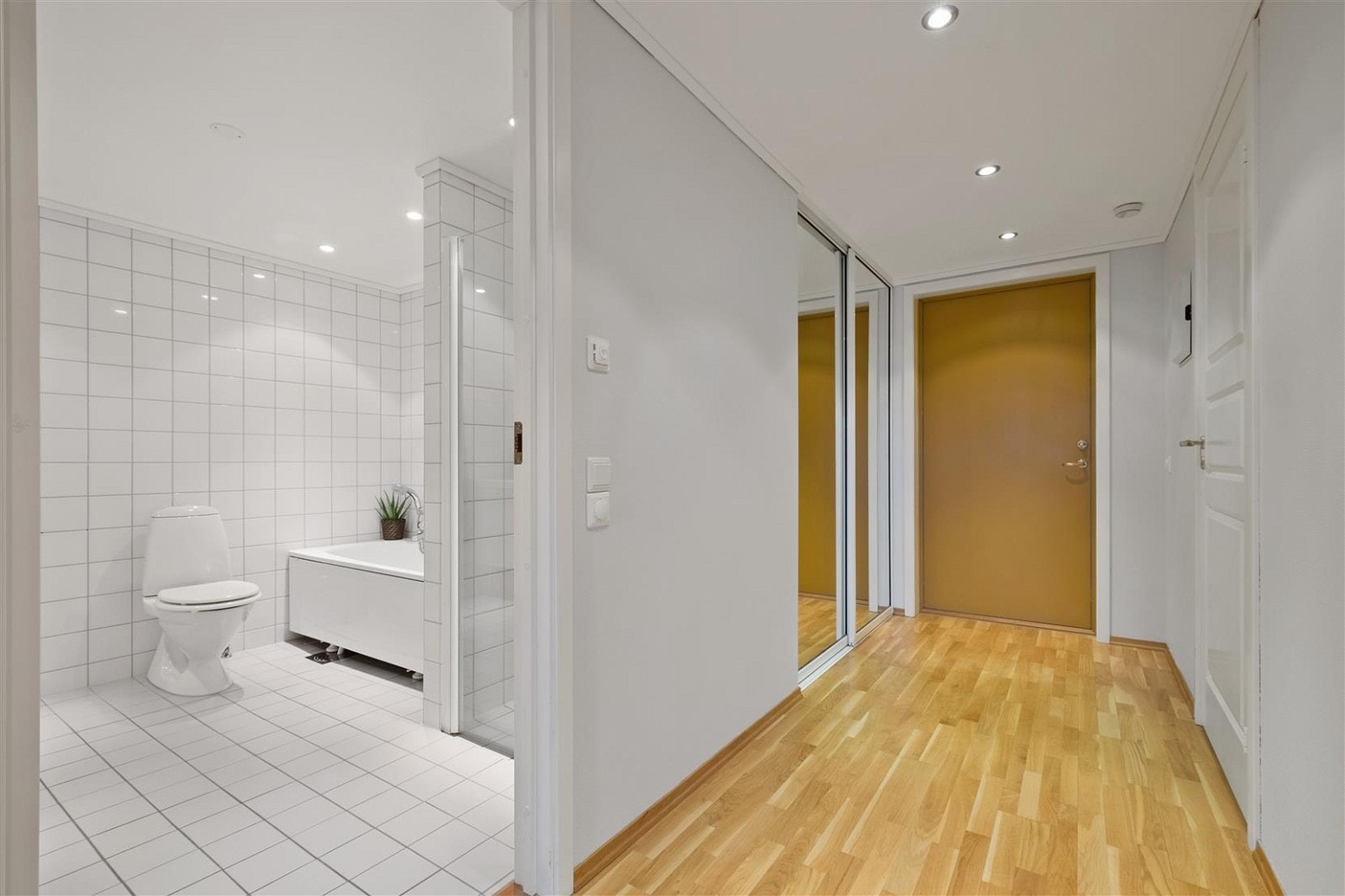 Romslig entre med inngang til garderoberom, disp.rom/kontor og bad/wc. Galleribilde