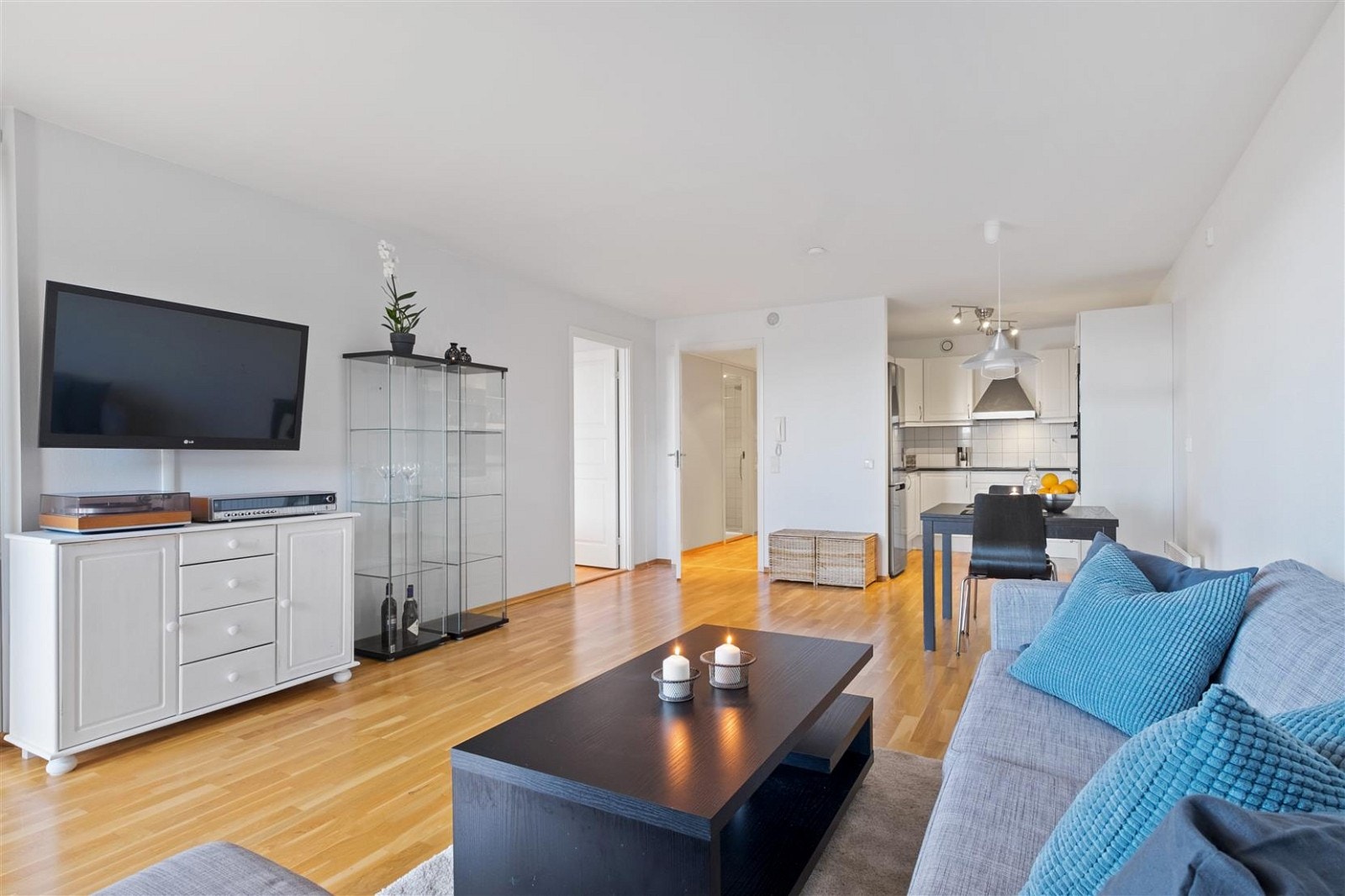 Romslig stue med åpen løsning mot kjøkken. Galleribilde