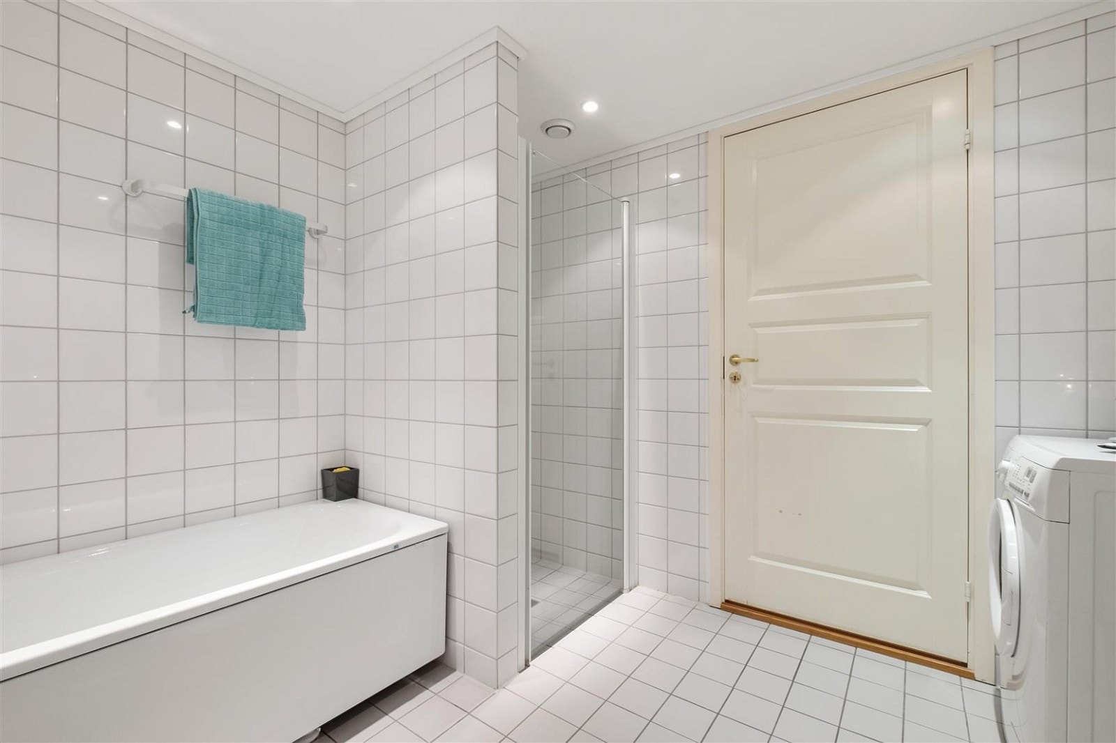 Flislagt bad med dusjnisje og badekar Galleribilde