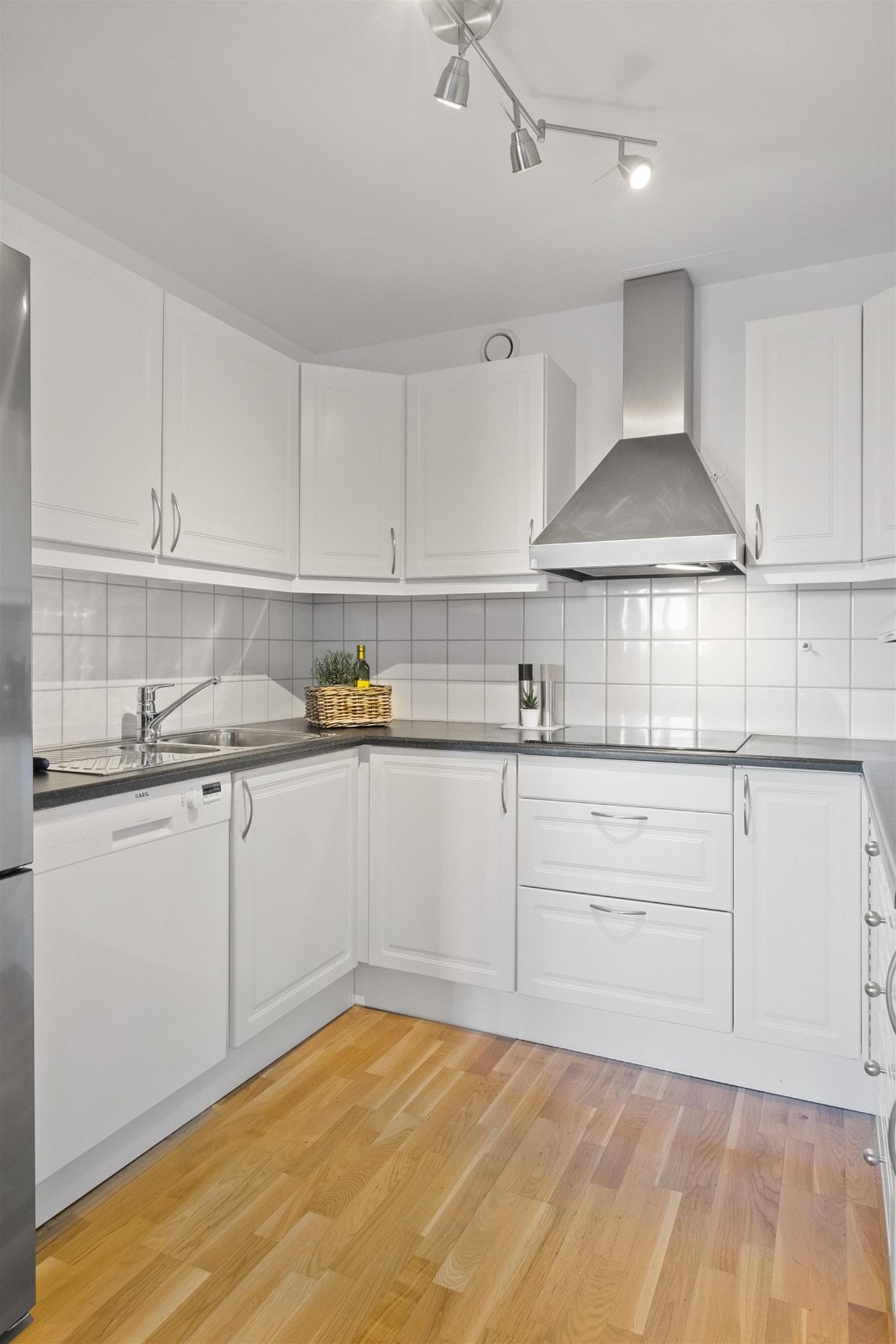 Kjøkken med integrert komfyr, steketopp og micro Galleribilde