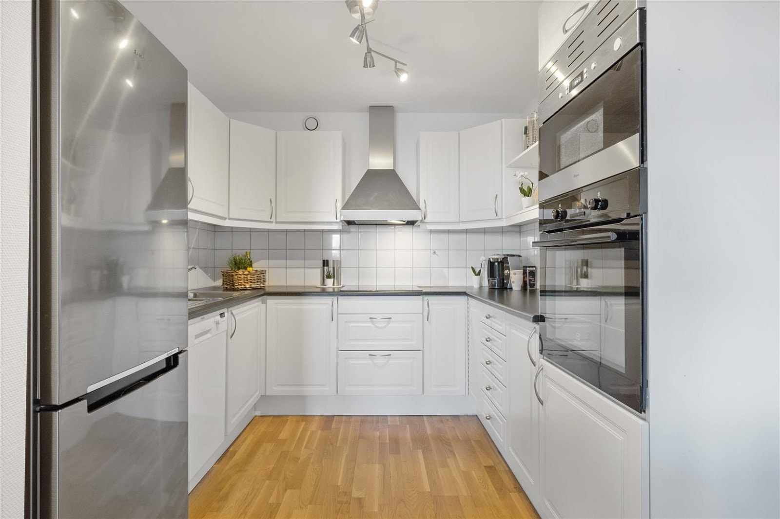 Lyst kjøkken med god skap- og benkeplass Galleribilde