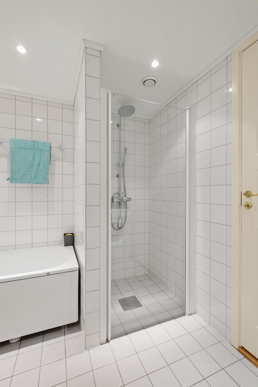 Bad med bla dusjnisje og badekar Galleribilde