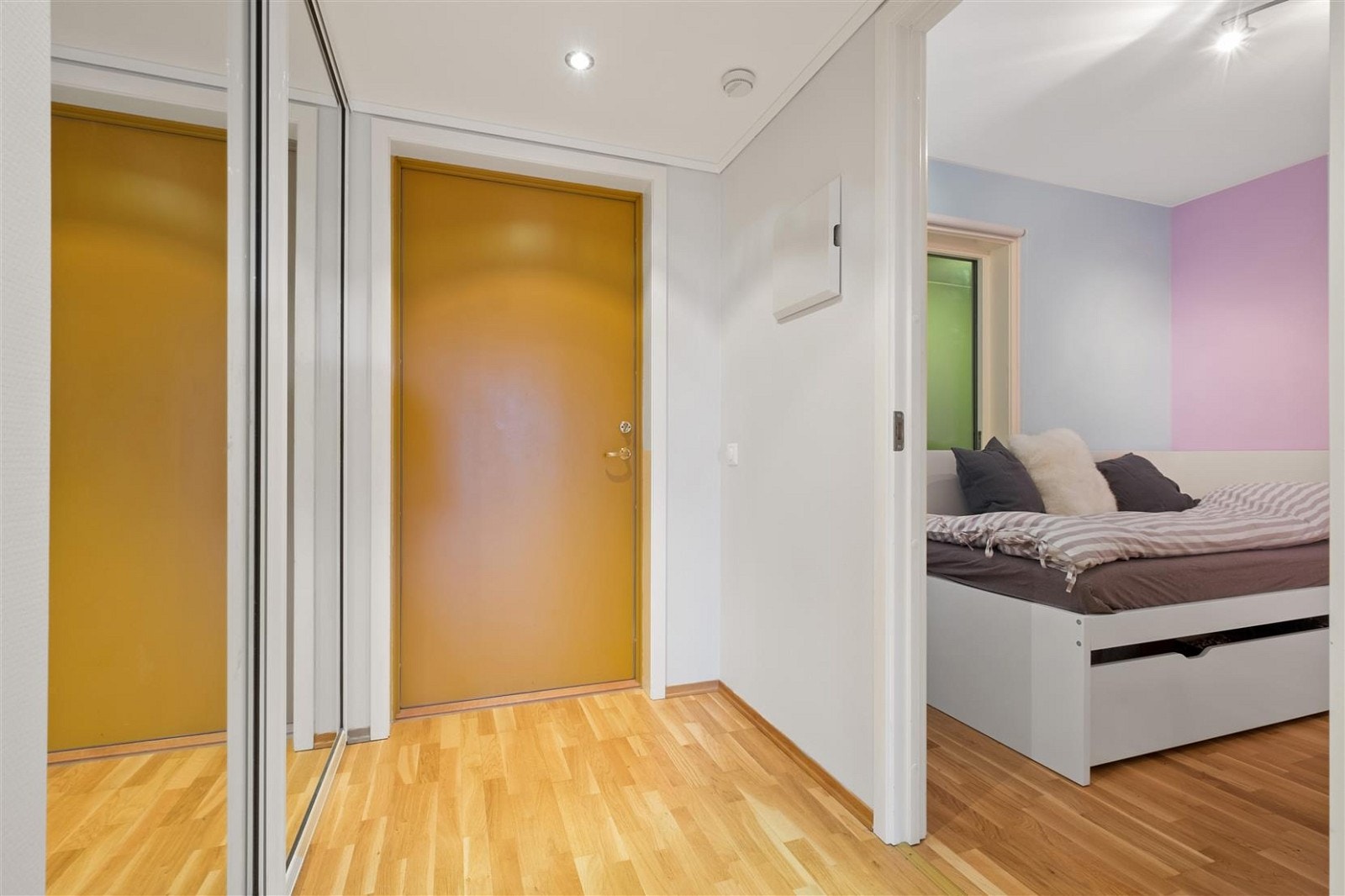 Entre med inngang til disp.rom innredet som soverom Galleribilde