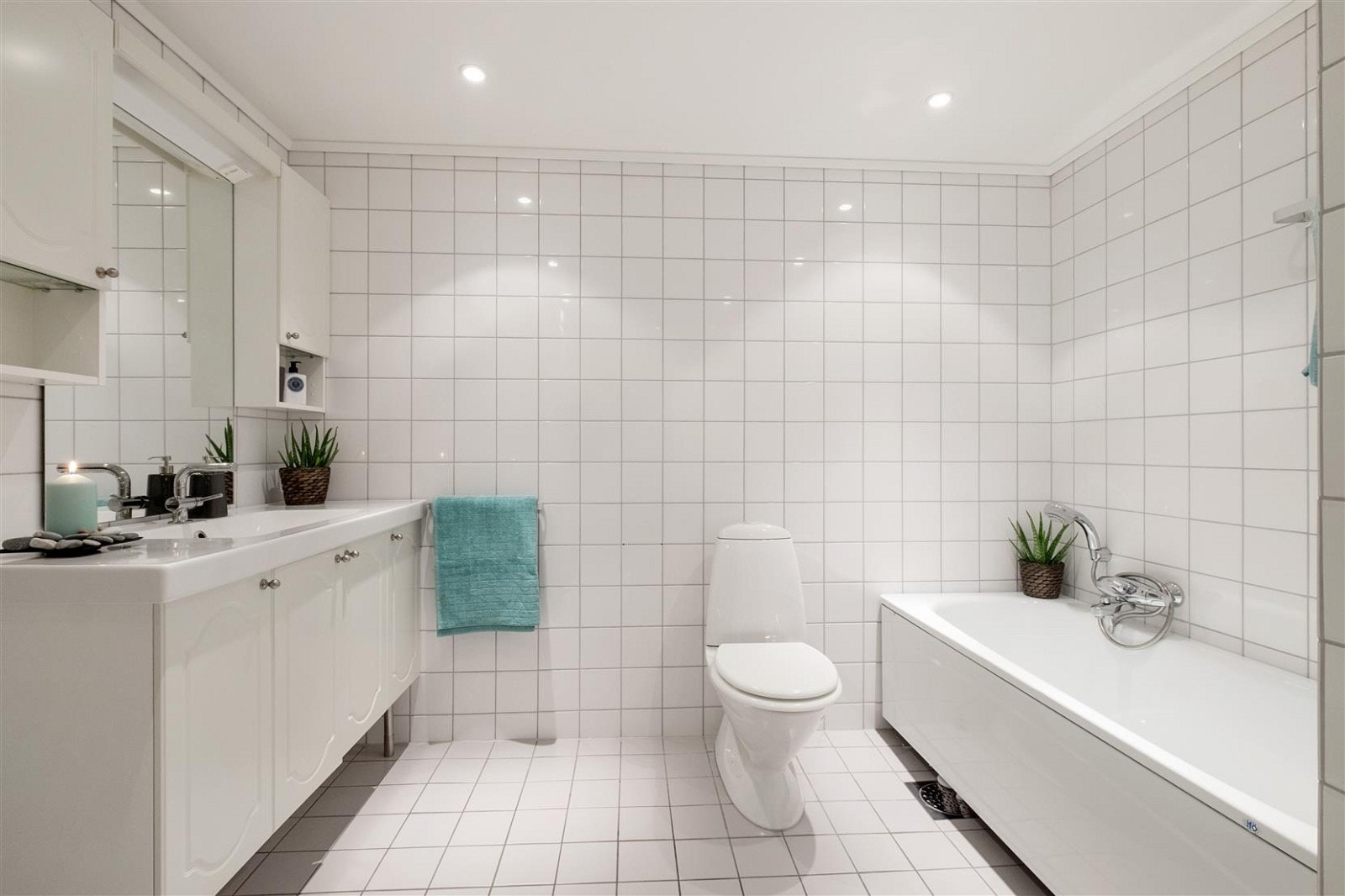 Lyst, flislagt bad med downlights Galleribilde