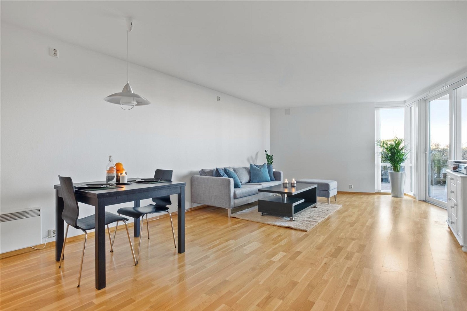 Lys og romslig stue med plass til sofagruppe og spisebord. Galleribilde