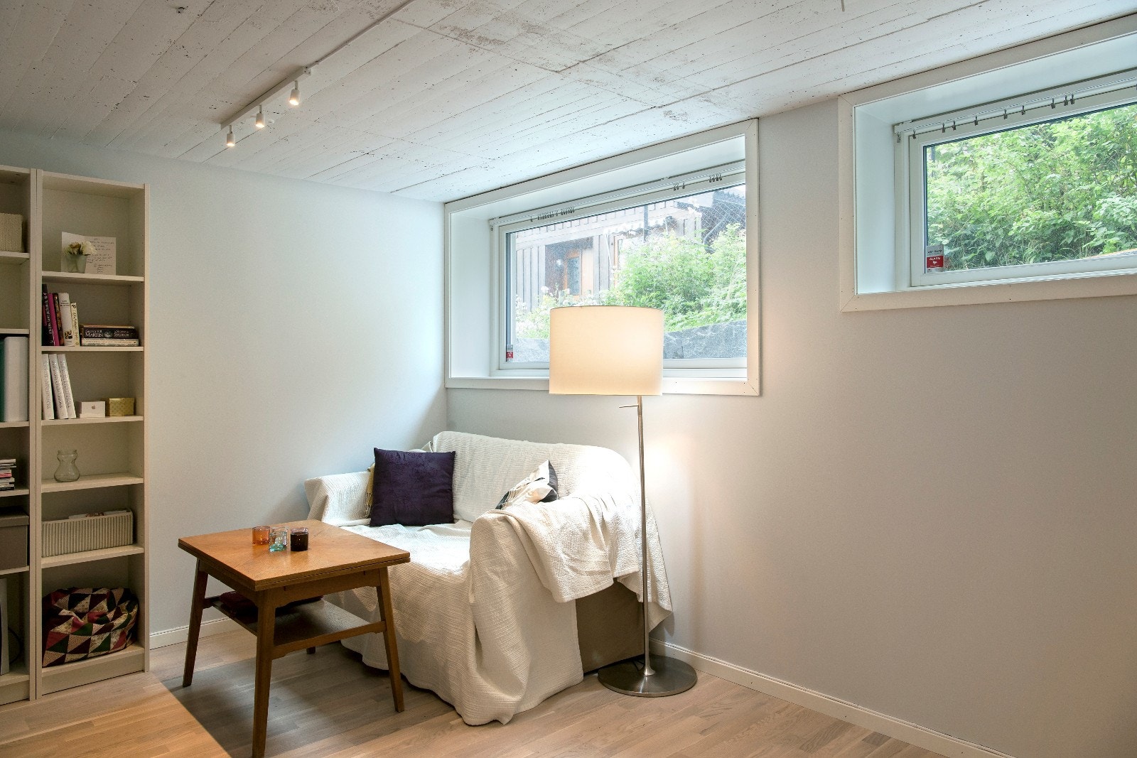 Dette er stua. Store vinduer som kan åpnes. Varmekabler i gulv. Møblene på bildet følger ikke med. Galleribilde
