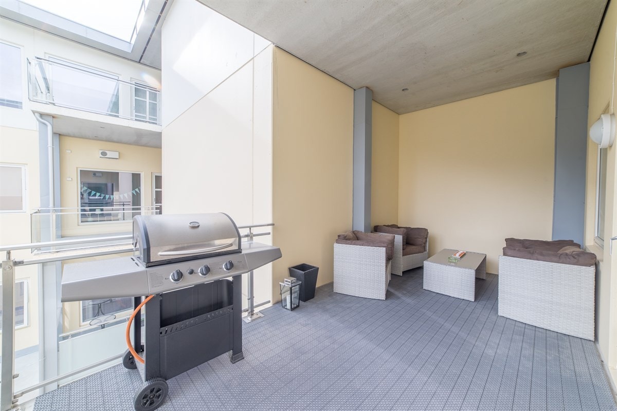 Balkong med utgang frå stove. Galleribilde