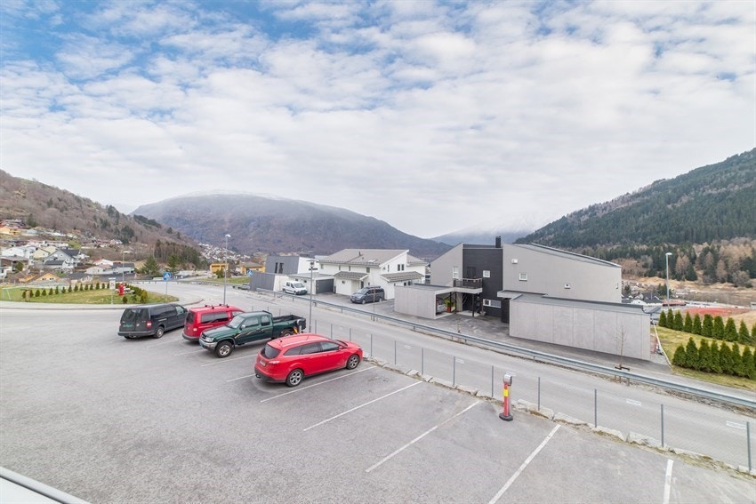 Felles parkering i tunet Galleribilde