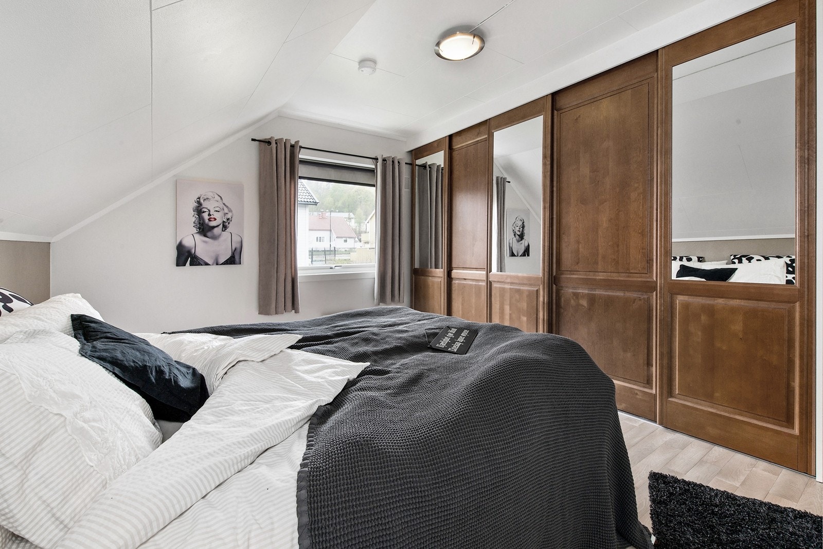 Soverom med garderober Galleribilde