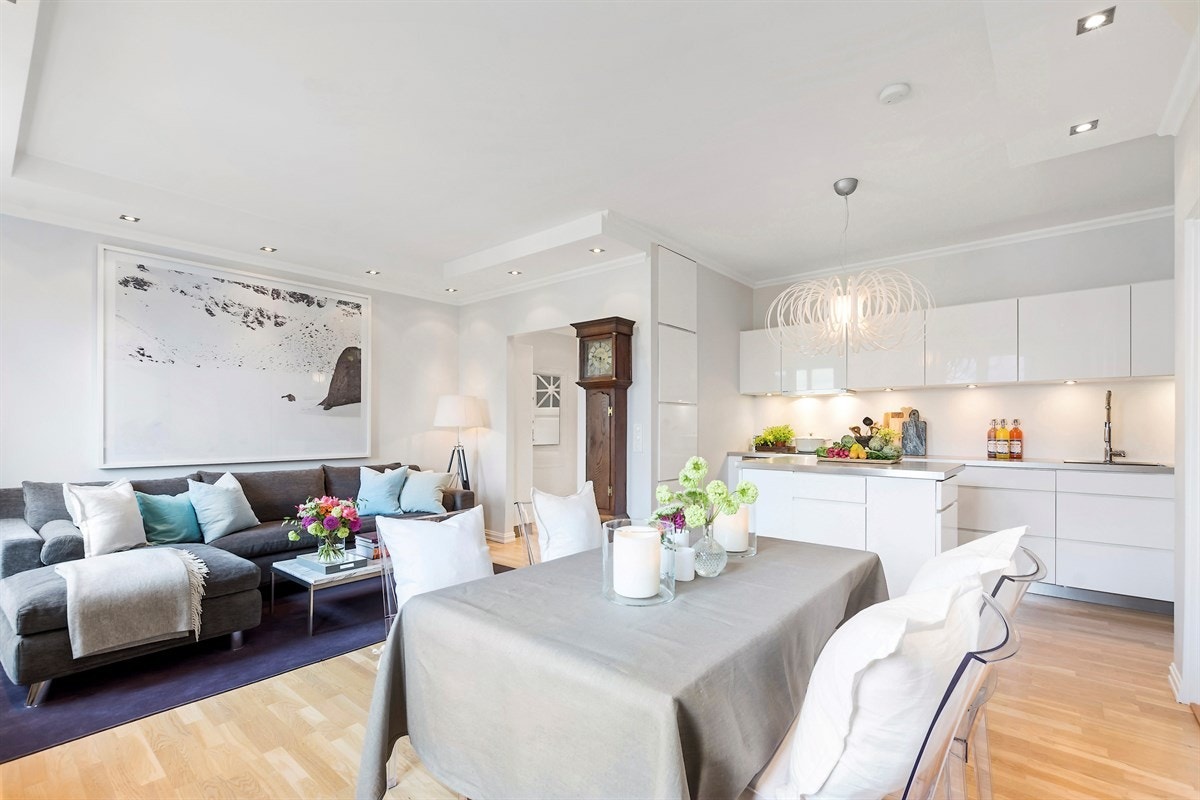 God plass for sofaløsning med tilhørende møblement og spisebord Galleribilde