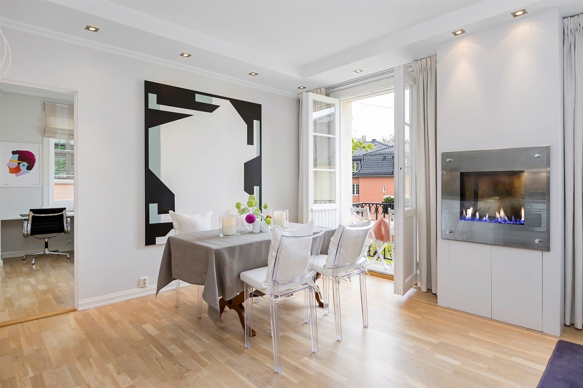 God plass til spisebord med flott utsyn Galleribilde