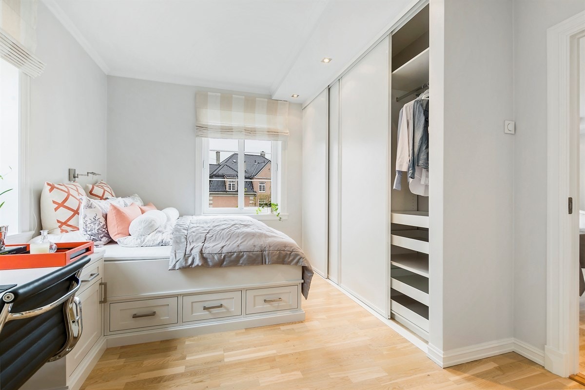 Rommet har også en tilhørende, stor skyvedørsgarderobe. Galleribilde