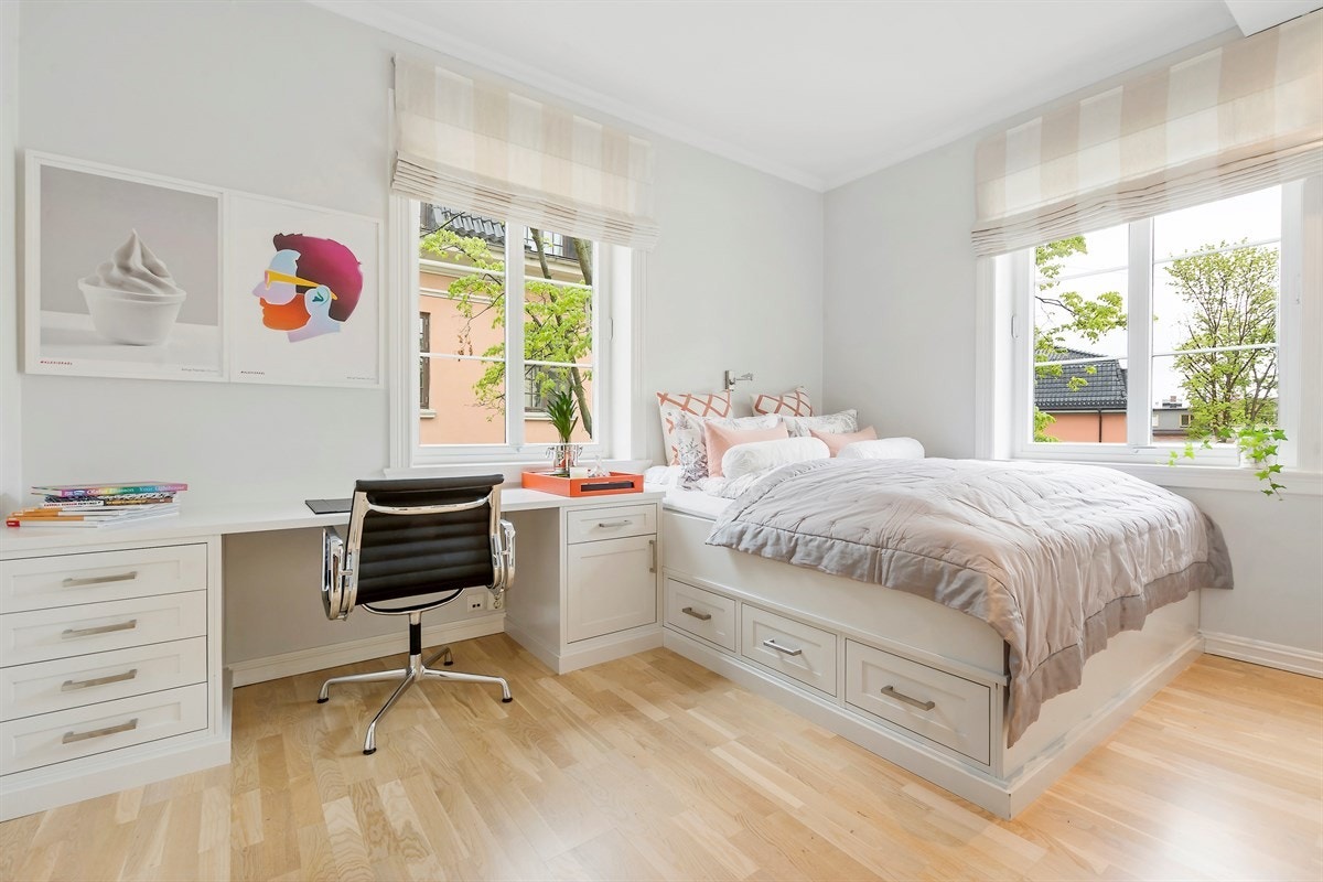 Leiligheten har et lyst, romslig og flott soverom. Plassbygd seng med skuffer under, og plassbygd skrivebord Galleribilde