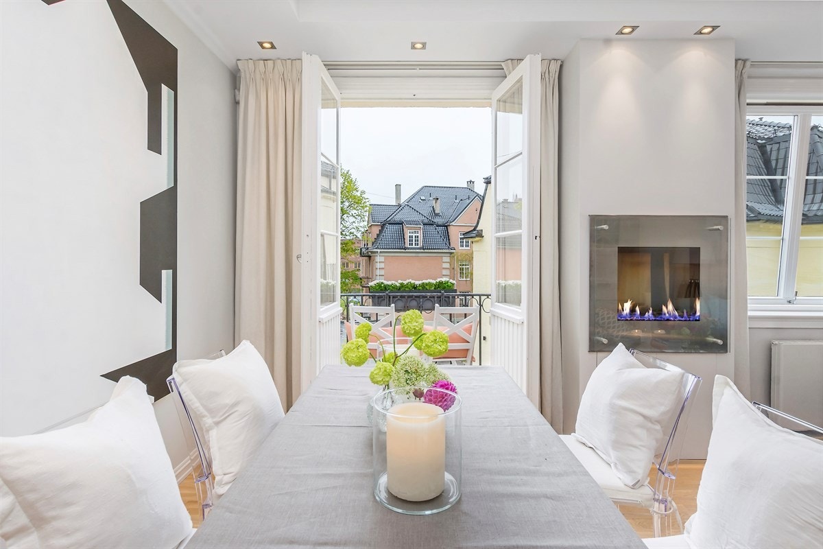 Hyggelig solrik balkong med adkomst fra stue Galleribilde