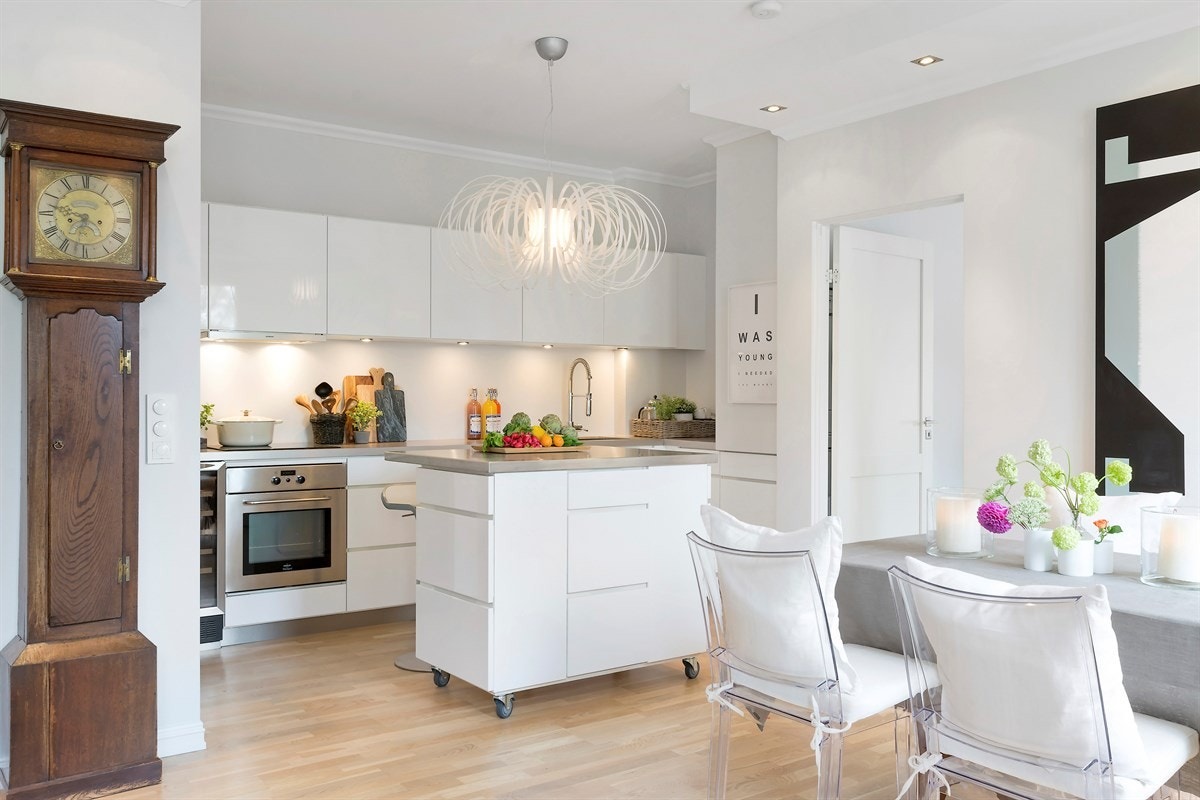 Kjøkkenet er lekkert og innholdsrikt, og innehar en smart, flyttbar kjøkkenøy hvor det er plass til barstoler Galleribilde