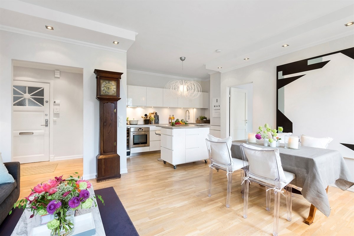 Lys, luftig og elegant stue med åpen løsning mot kjøkken Galleribilde