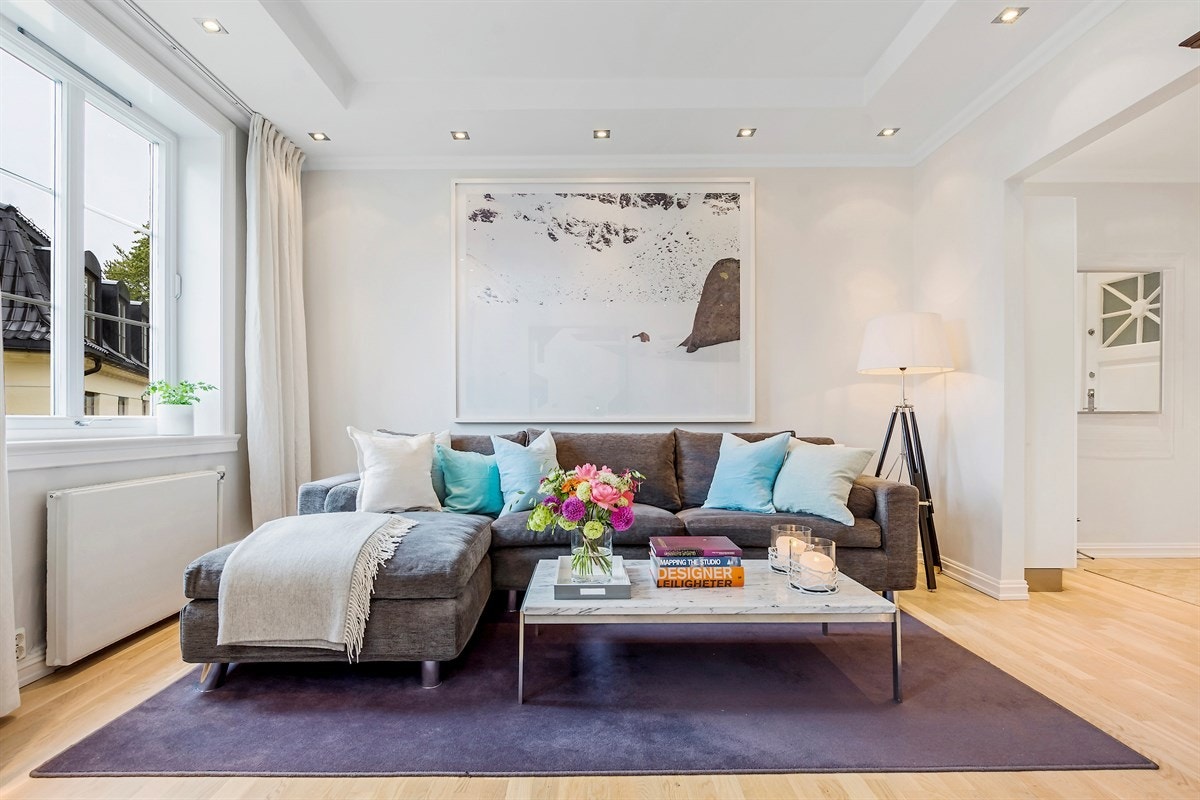 Stuen har meget gode lysforhold, med blant annet downlights i nedfelt ramme og store vindusflater Galleribilde