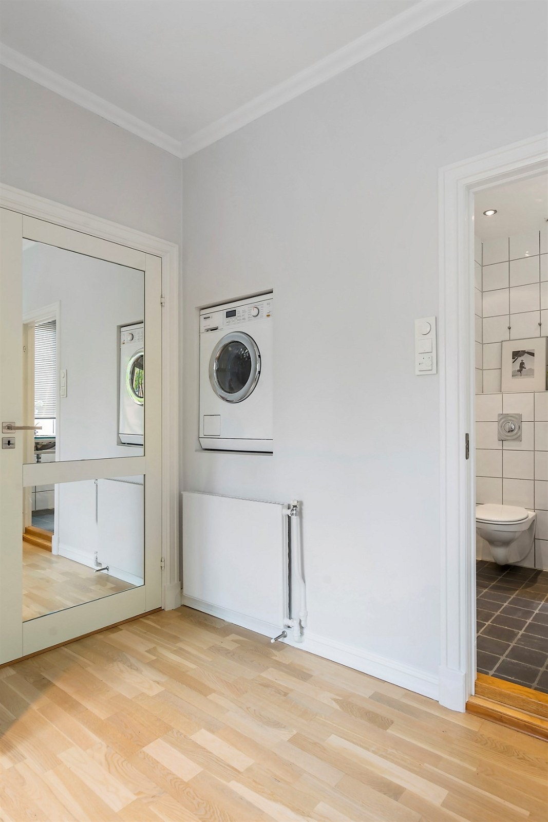 Vaskemaskinen er praktisk plassert på soverommet mot badet. Galleribilde