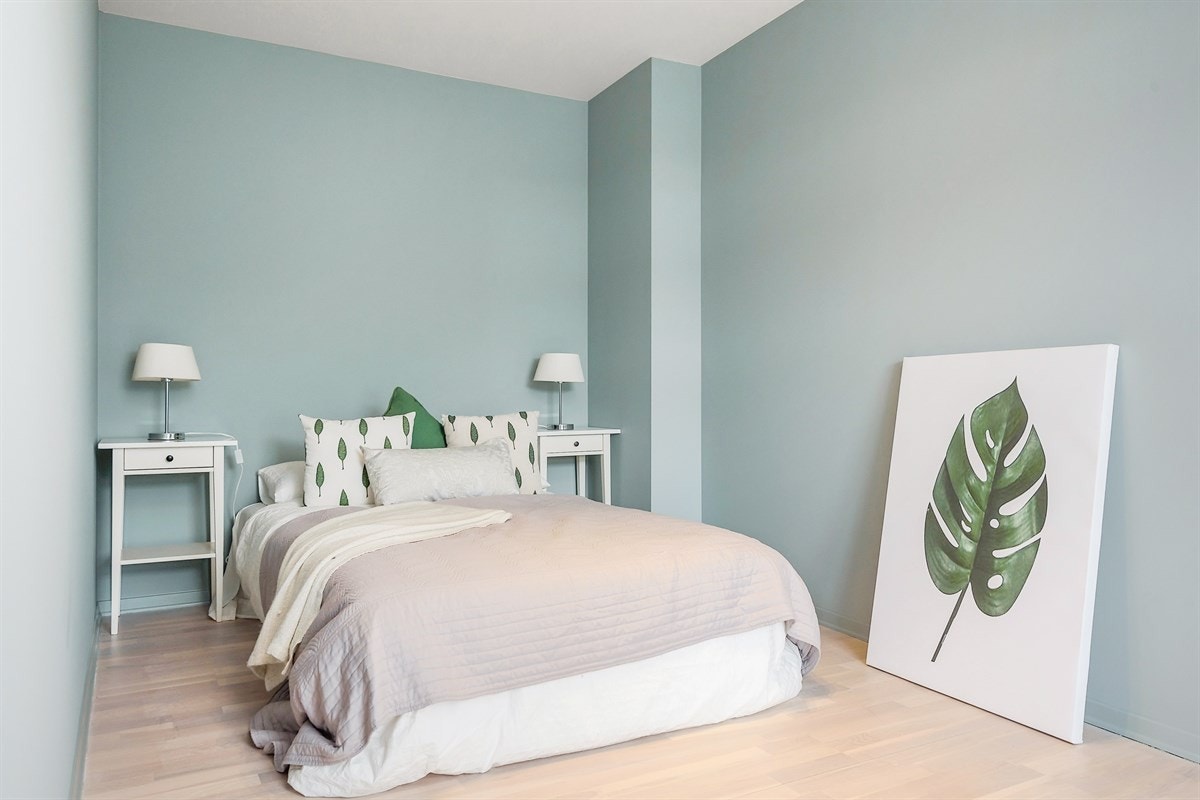 Romslig og delikat soverom med plass til dobbeltseng og tilhørende møblement. Galleribilde