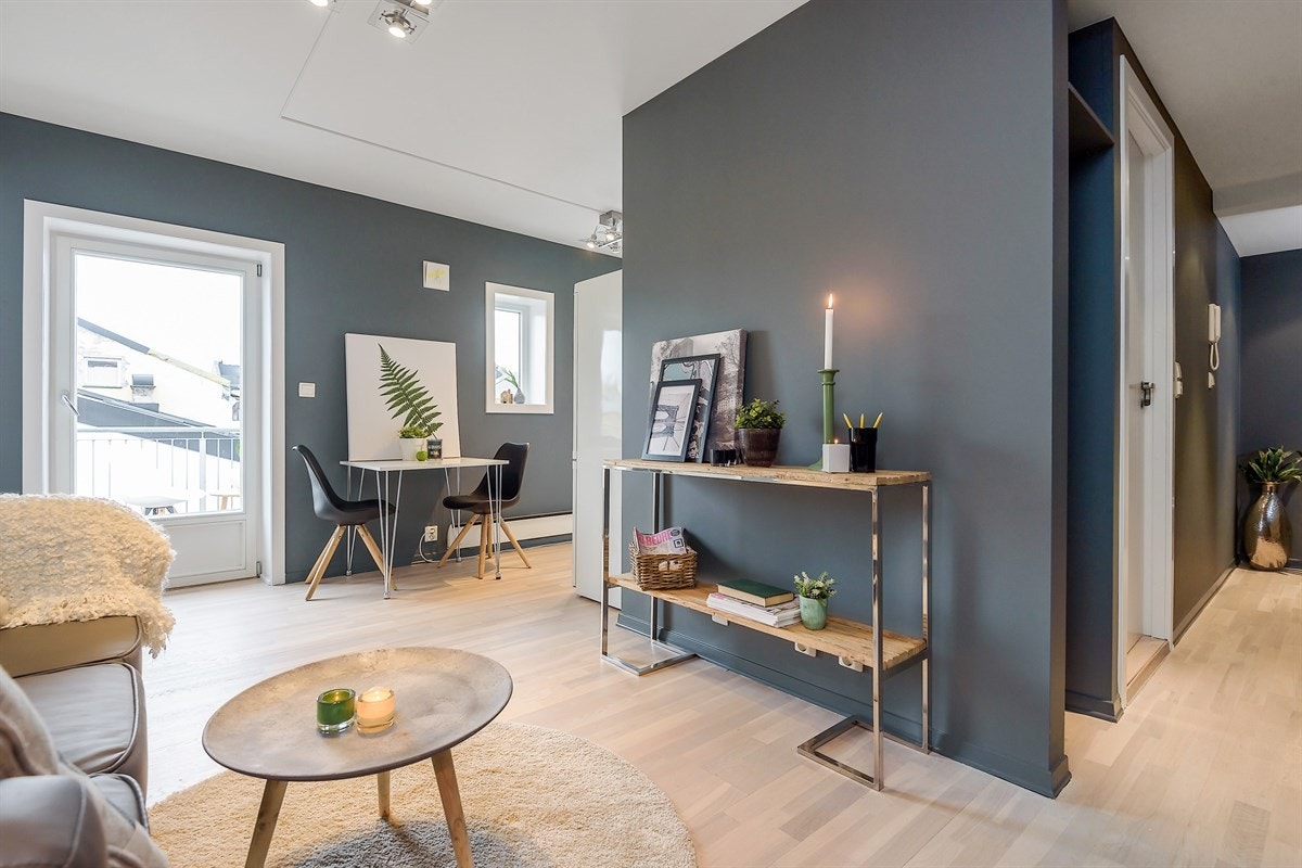 Leiligheten er arealeffektiv og nylig malt i tidsriktige farger. Galleribilde