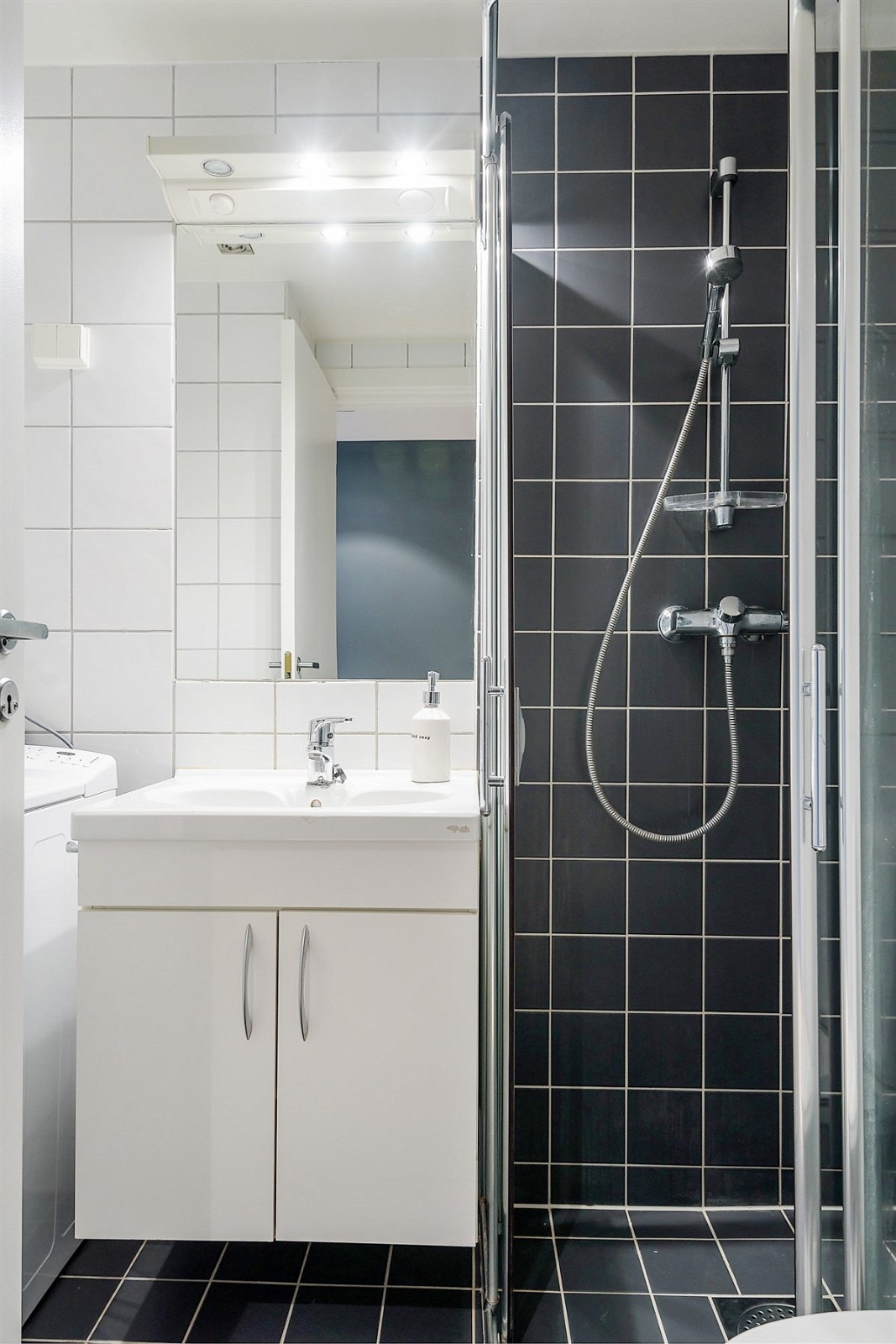 Delikat, flislagt bad fra rehabiliteringsåret 2007. Galleribilde