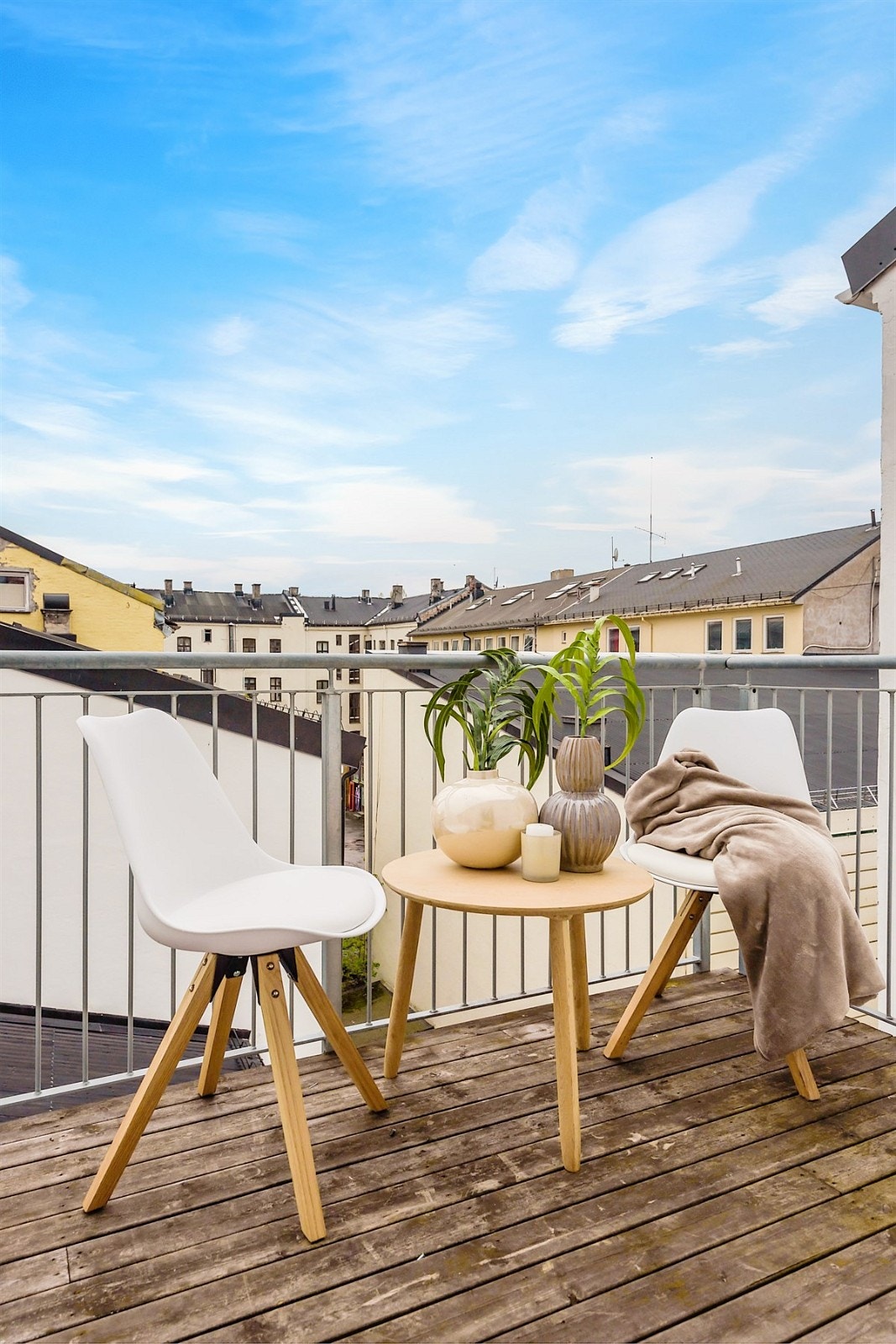 Fra stuen er det utgang til en romslig balkong som vender inn mot rolig bakgård. Galleribilde