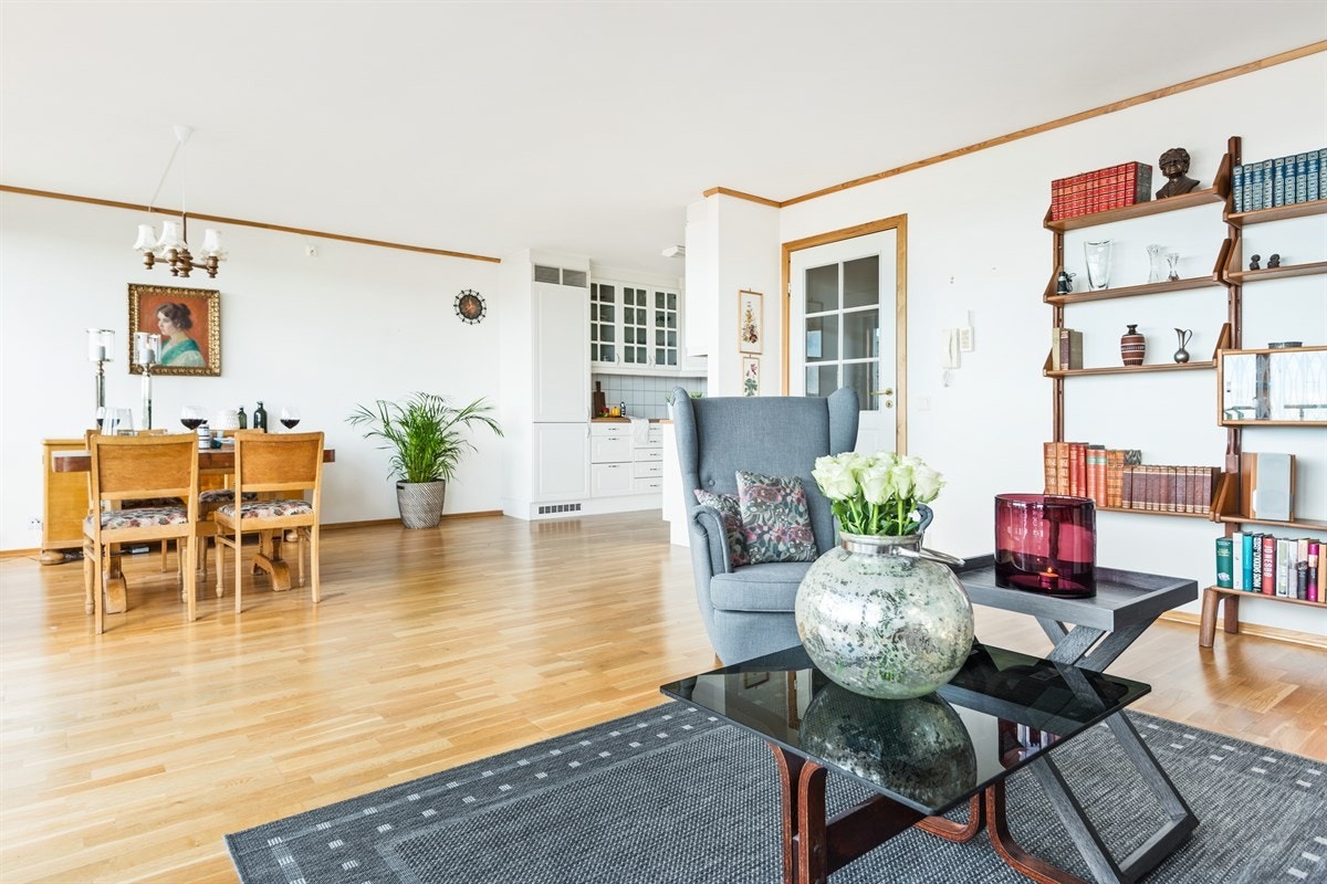 Stue og kjøkken ligger i delvis åpen løsning. Galleribilde