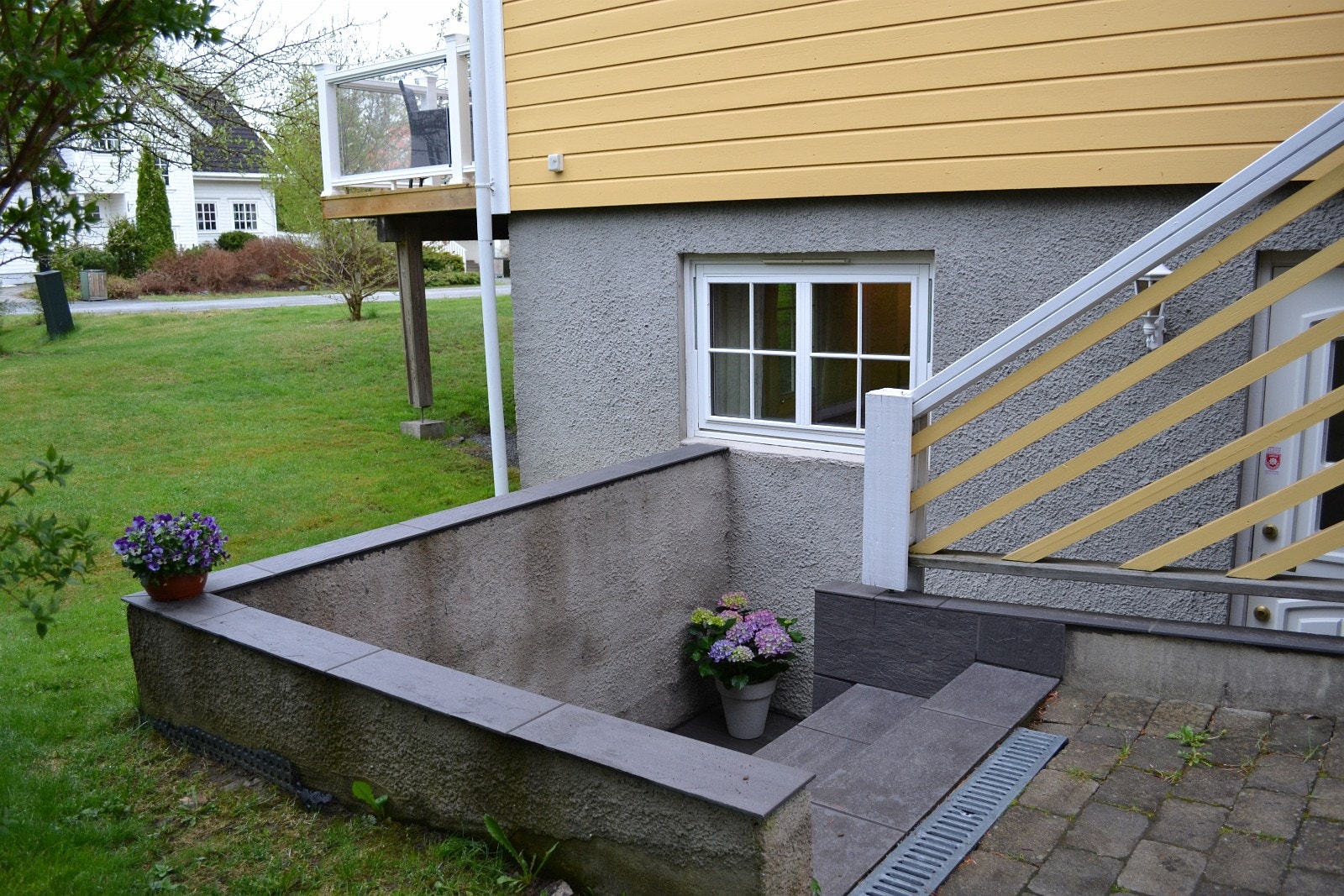 Flislagt trapp og inngangsparti Galleribilde