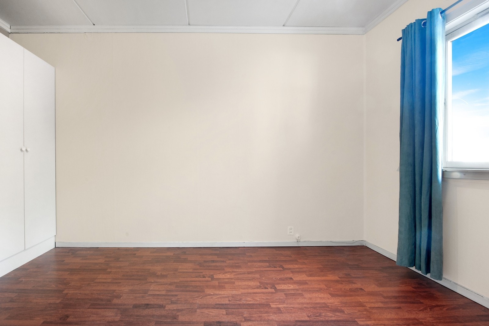 Romslig soverom med god plass til garderobeskap og dobbeltseng Galleribilde