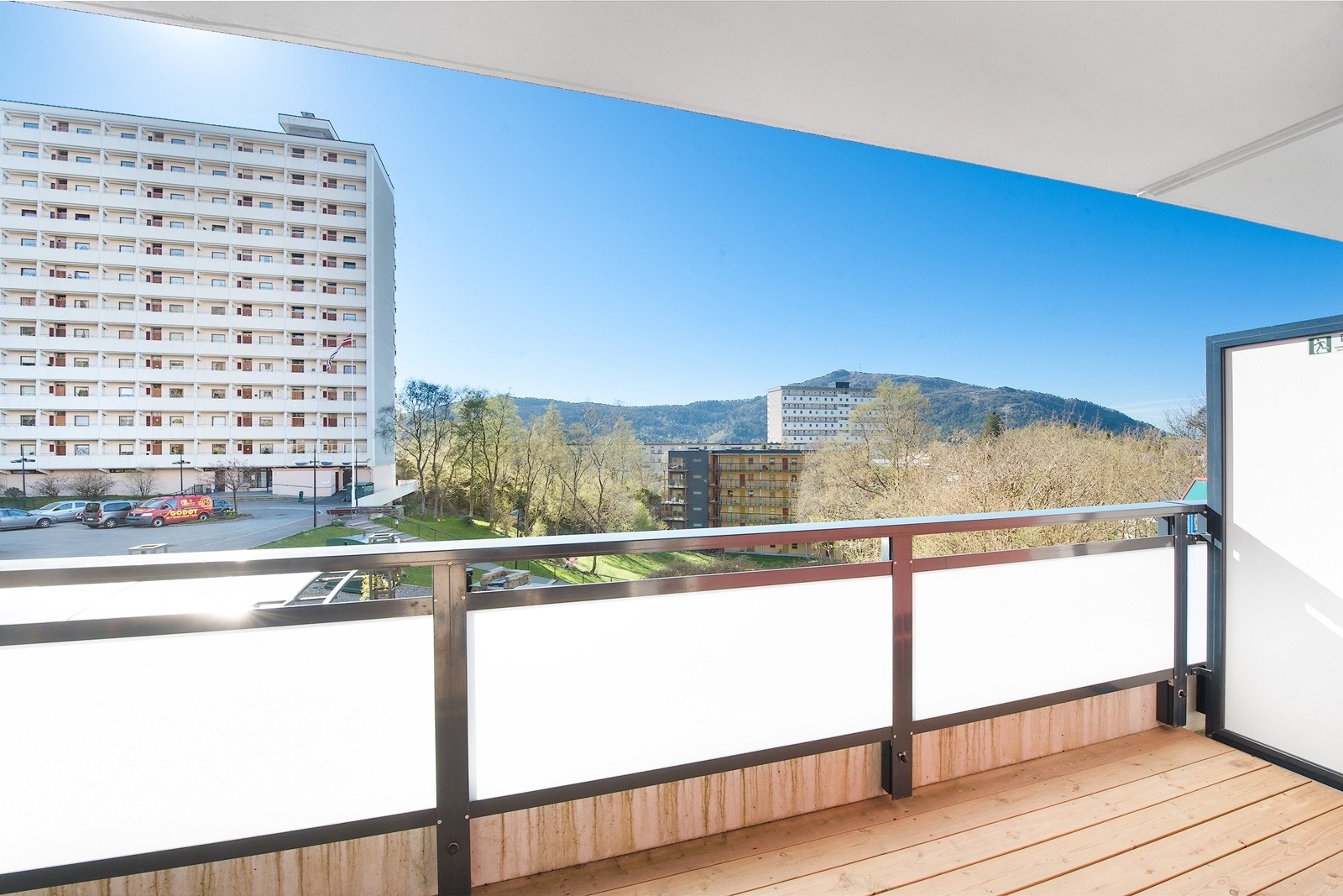 Leiligheten ligger i en høy 1.etg Galleribilde