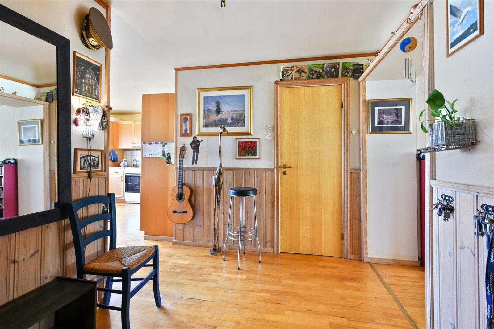 Romslig entre. Galleribilde