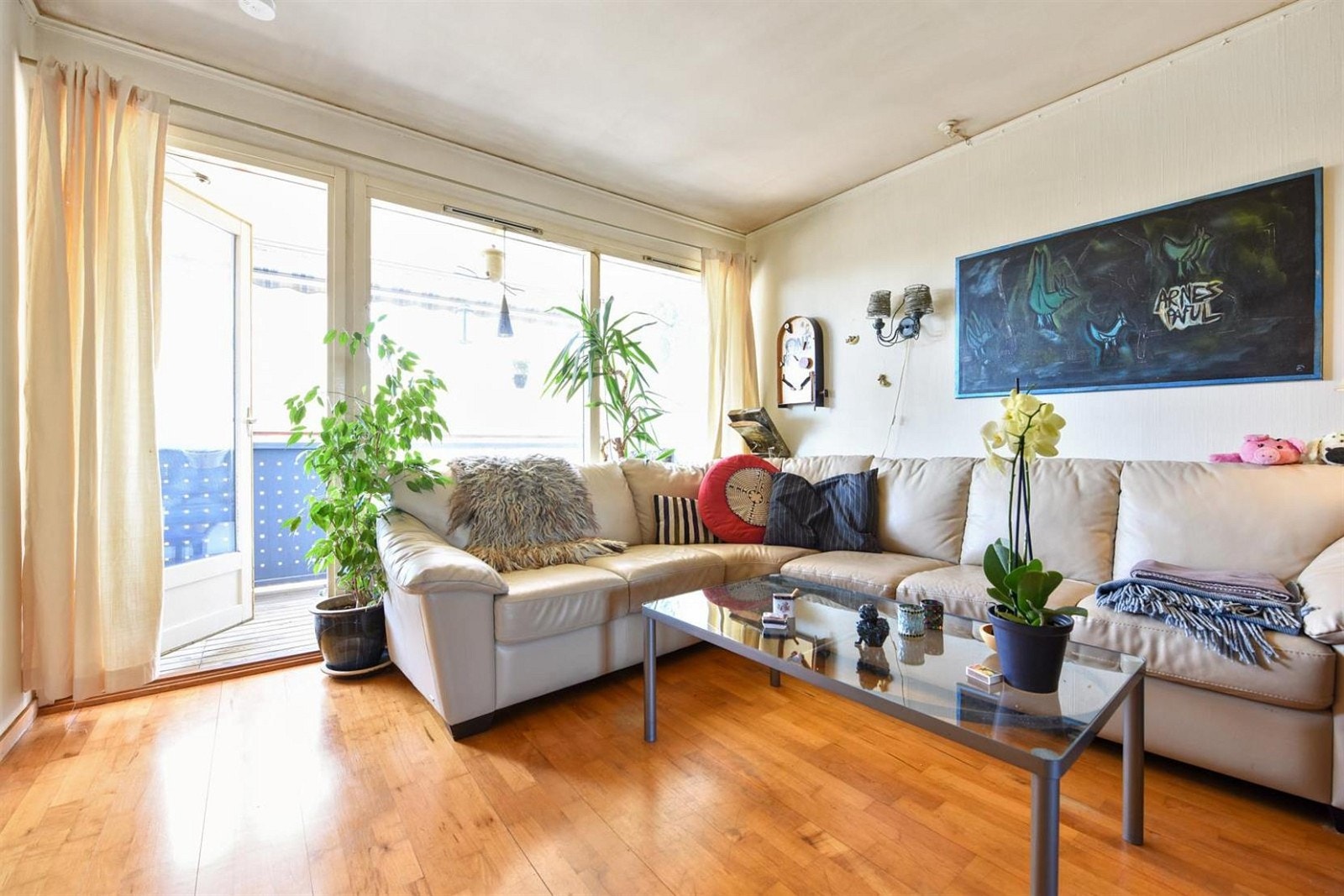 Store vindusflater som gir mye lys. Galleribilde